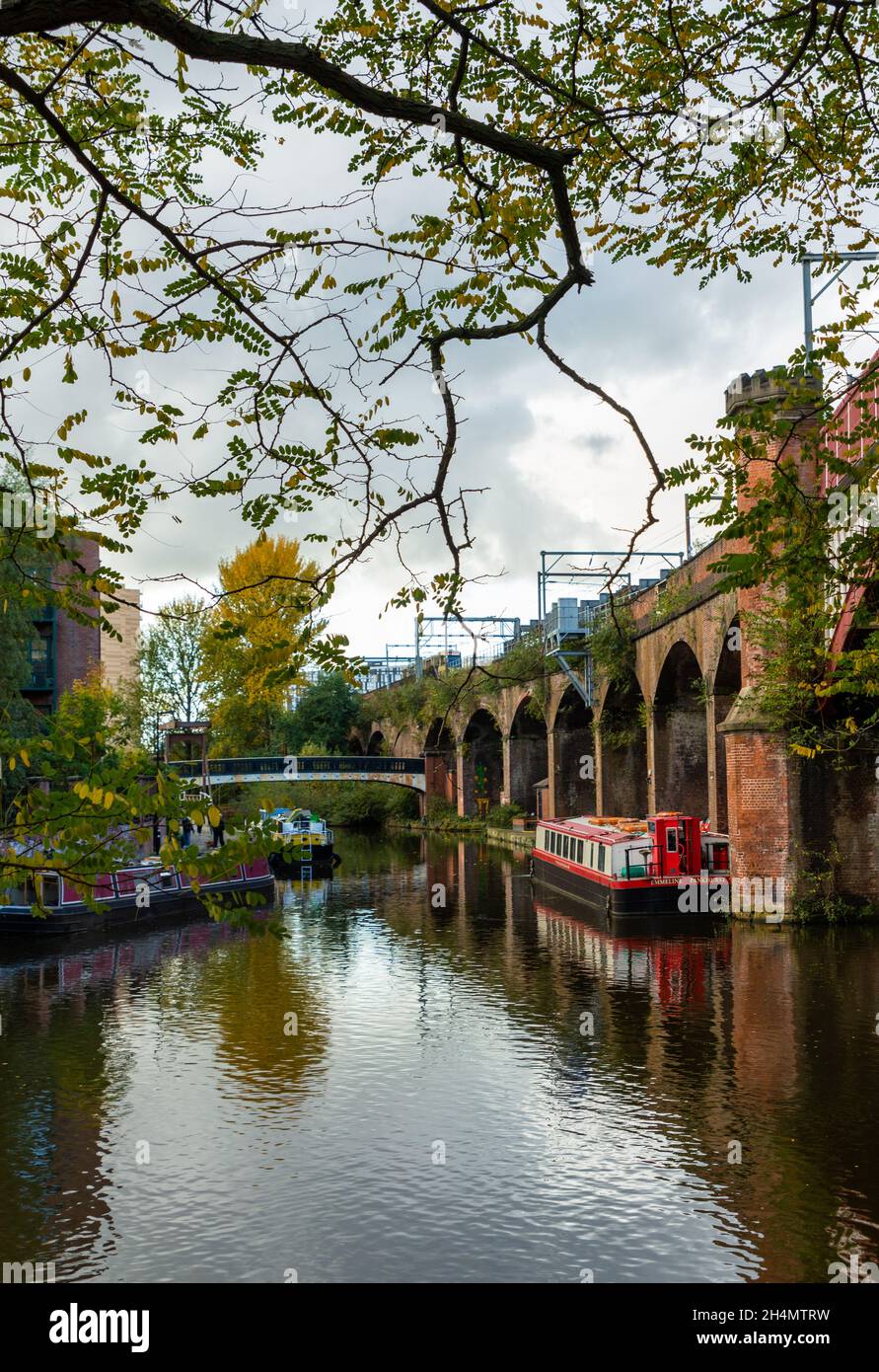 La barge Emmeline Pankhurst amarrée à côté du viaduc sur le canal Bridgewater, Castlefield, Deansgate, Manchester, Angleterre,ROYAUME-UNI Banque D'Images