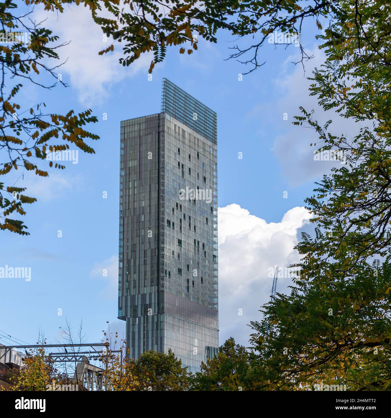 Tour Beetham vue de Castlefield avec une partie du fort Mamucium Romand reconstruit à la base, Manchester, Angleterre, Royaume-Uni Banque D'Images