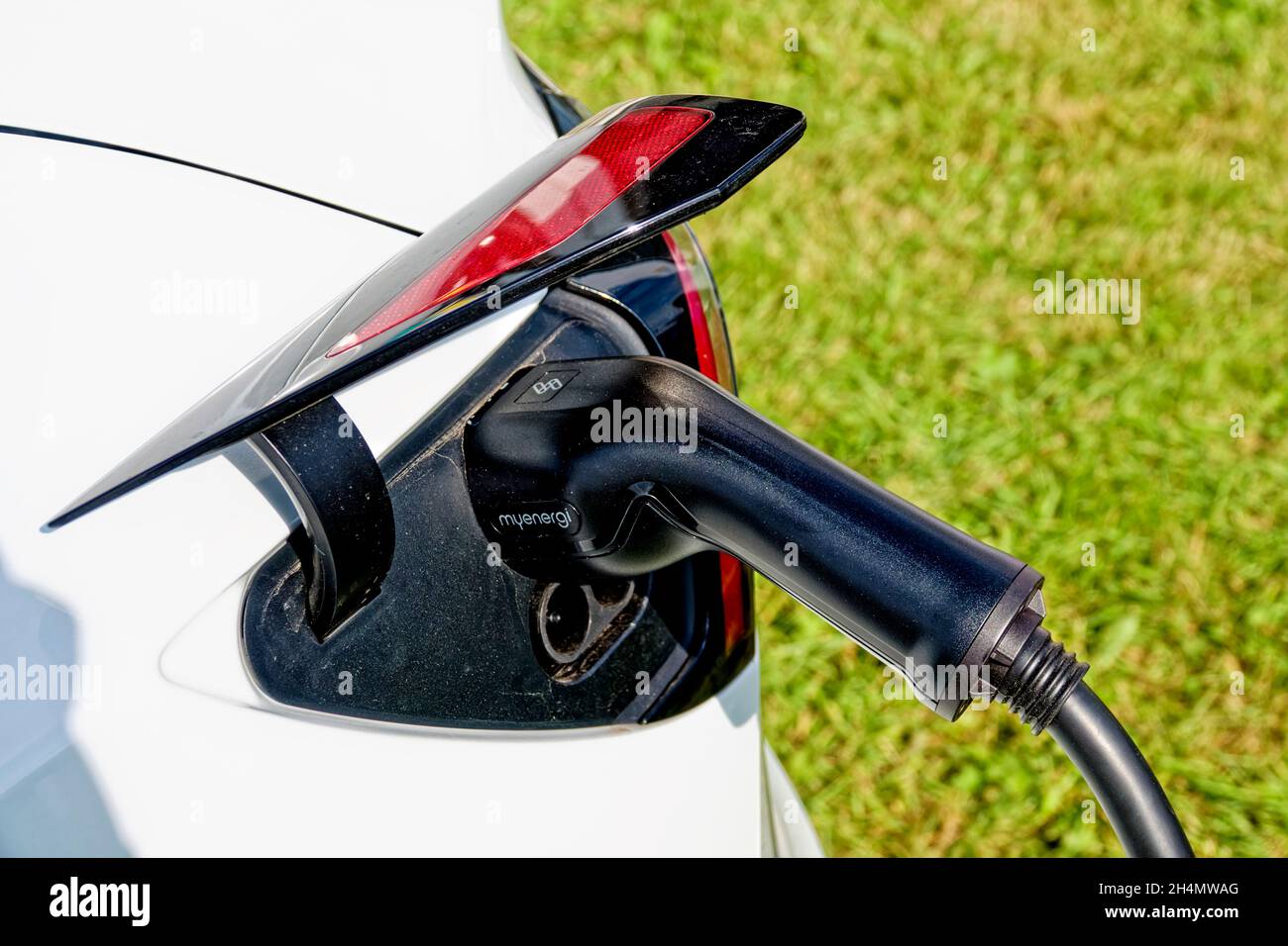 Frome, Somerset, Royaume-Uni - septembre 11 2021 : un chargeur de VE solaire myenergi Zappi éco-intelligent branché dans une voiture électrique Tesla modèle 3 Banque D'Images