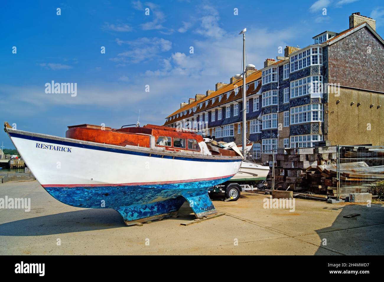 Royaume-Uni, Dorset, Jurassic Coast, West Bay, bateaux en face de la Bay House Banque D'Images