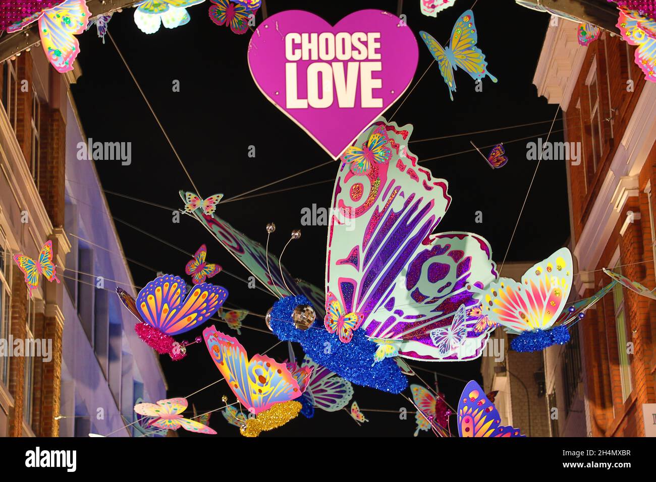 Londres Royaume Uni 3 Novembre 21 Les Decorations De Noel De Carnaby Street A Londres En Angleterre Avec Un Theme De Papillon Colore Qui Est Concu Comme Une Metaphore Illustrant La Renaissance Spirituelle La Transformation