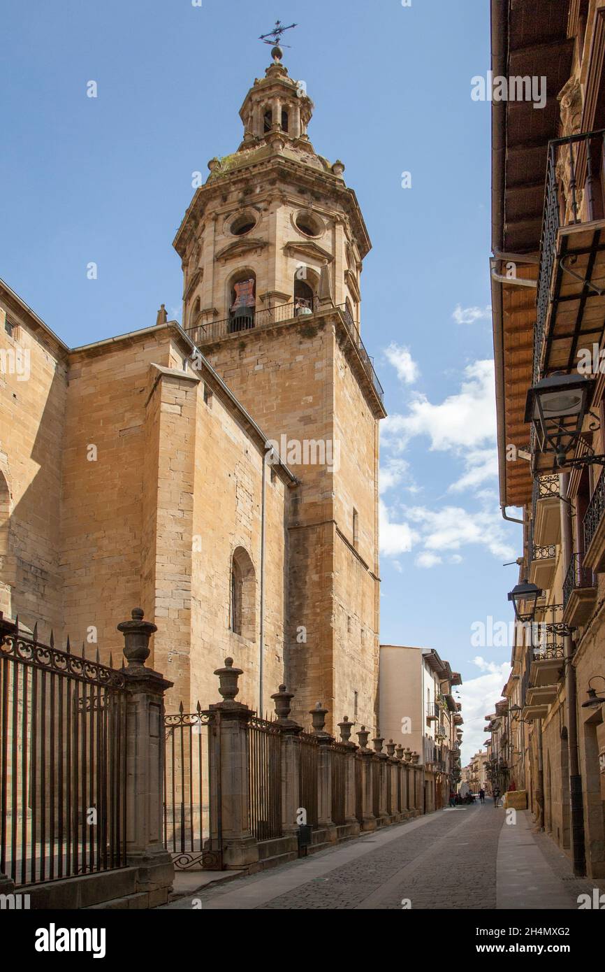 Vue de la rue principale dans le village espagnol de Puente la Reina vers l'église d'Iglesia del Crucifijo sur la route du Camino de Santiago Banque D'Images Vue de la rue principale dans le village espagnol de Puente la Reina vers l'église d'Iglesia del Crucifijo sur la route du Camino de Santiago Banque D'Images