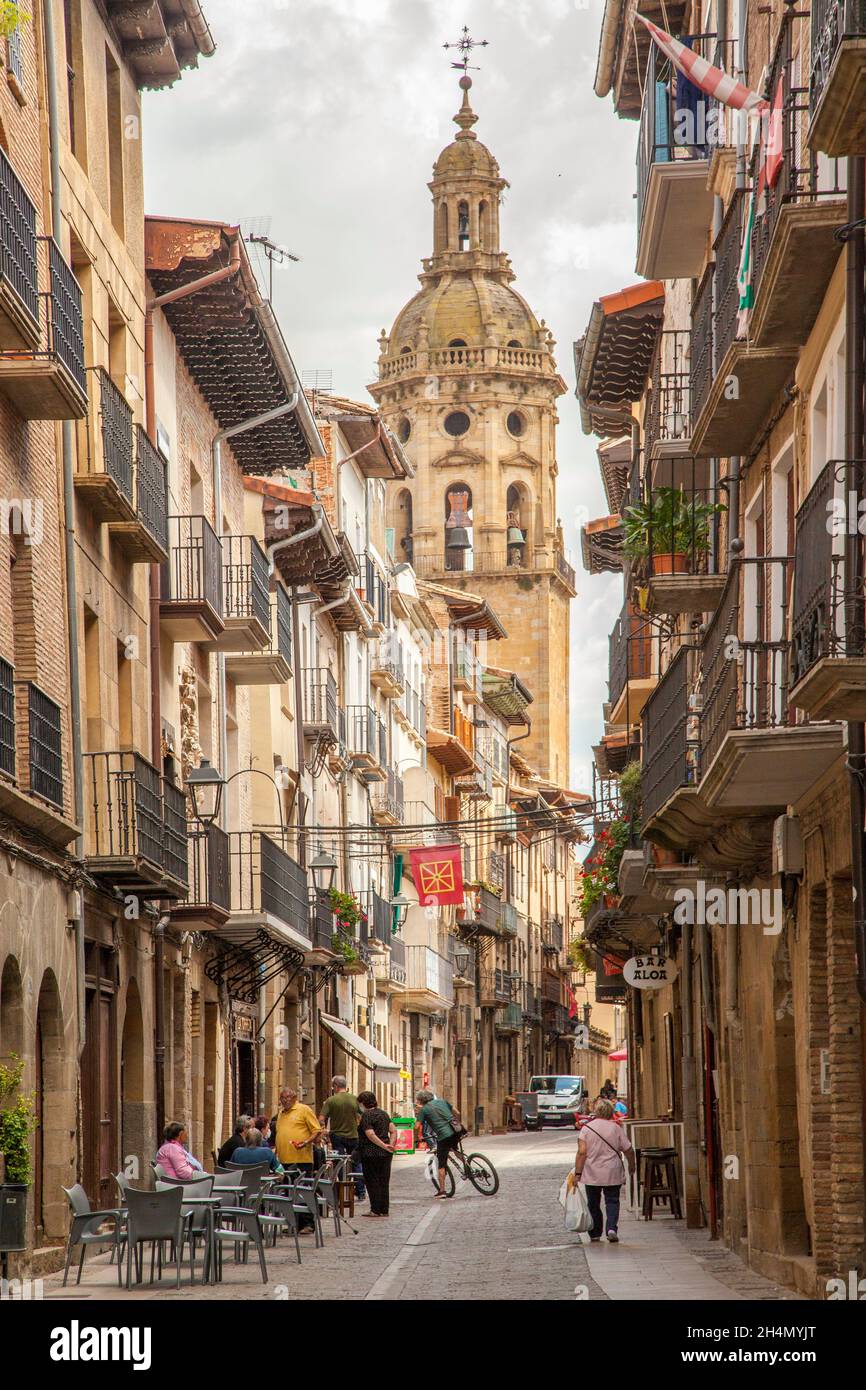 Vue de la rue principale dans le village espagnol de Puente la Reina vers l'église d'Iglesia del Crucifijo sur la route du Camino de Santiago Banque D'Images Vue de la rue principale dans le village espagnol de Puente la Reina vers l'église d'Iglesia del Crucifijo sur la route du Camino de Santiago Banque D'Images