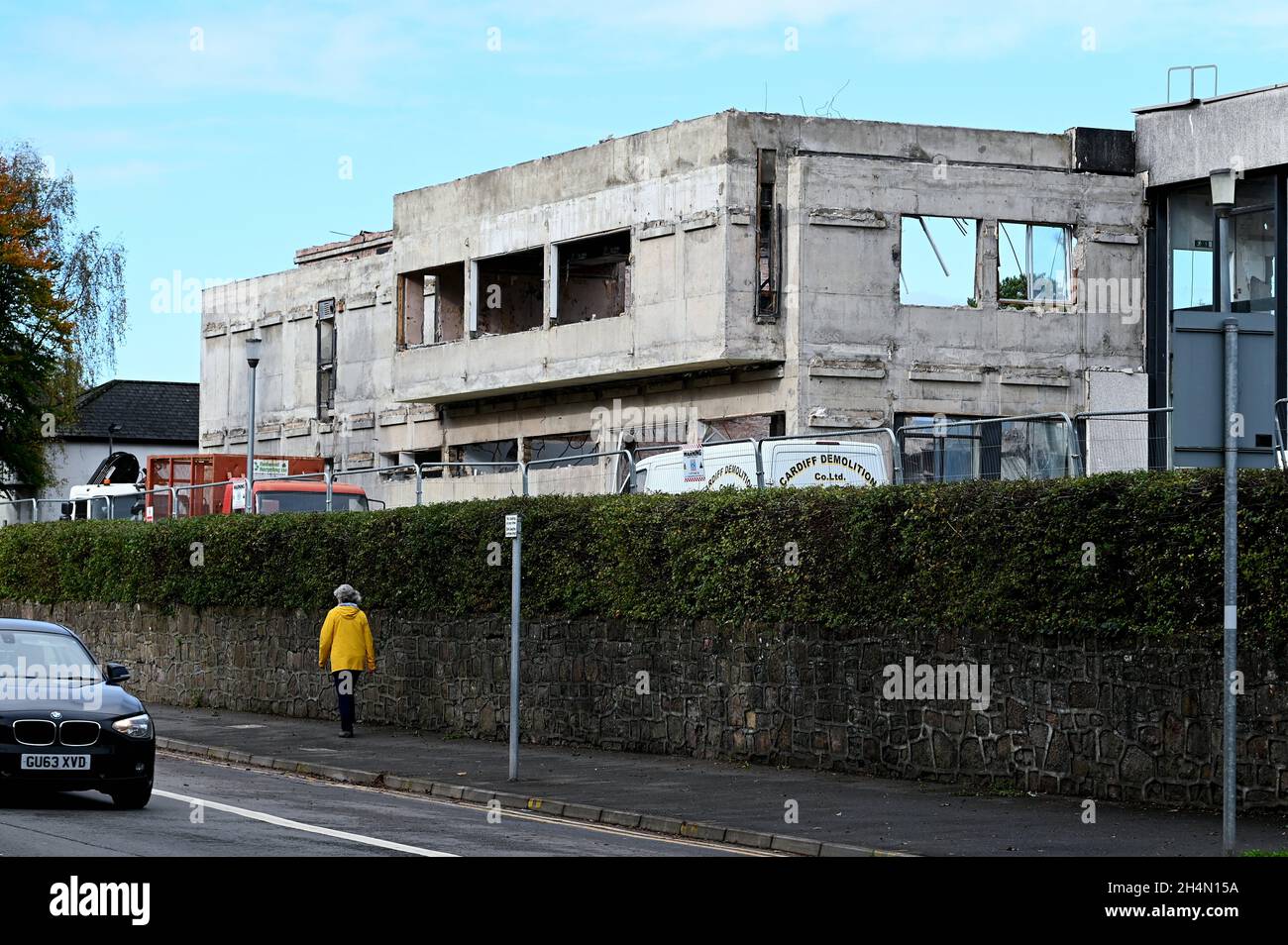 Des travaux de démolition de la façade du bâtiment principal de l'ancien siège de la BBC, Llandaff Cardiff, sont en cours.Photo de Richard Williams Banque D'Images