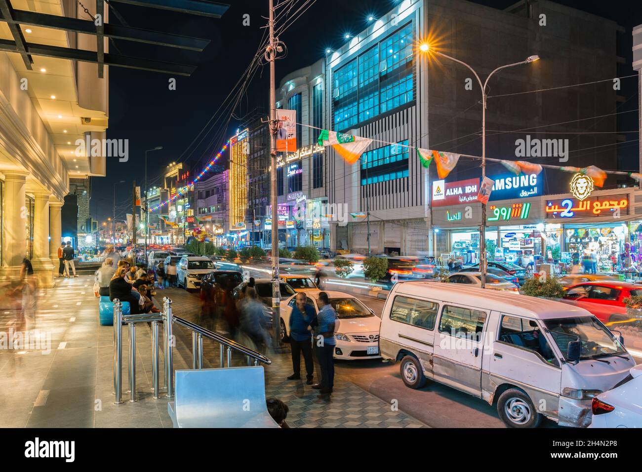 Bagdad, Irak - 14 octobre 2021 : vue de nuit de l'une des rues les plus vigoureuses de Bagdad, la rue Asmai, dans le district d'Al-Adhamiya Banque D'Images