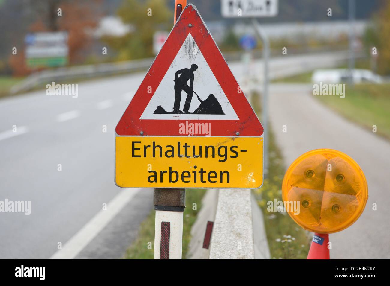 Schild 'Erhaltungsarbeiten' auf einer Straße à Österreich, Europa - panneau 'conservation Works' dans une rue en Autriche, Europe Banque D'Images
