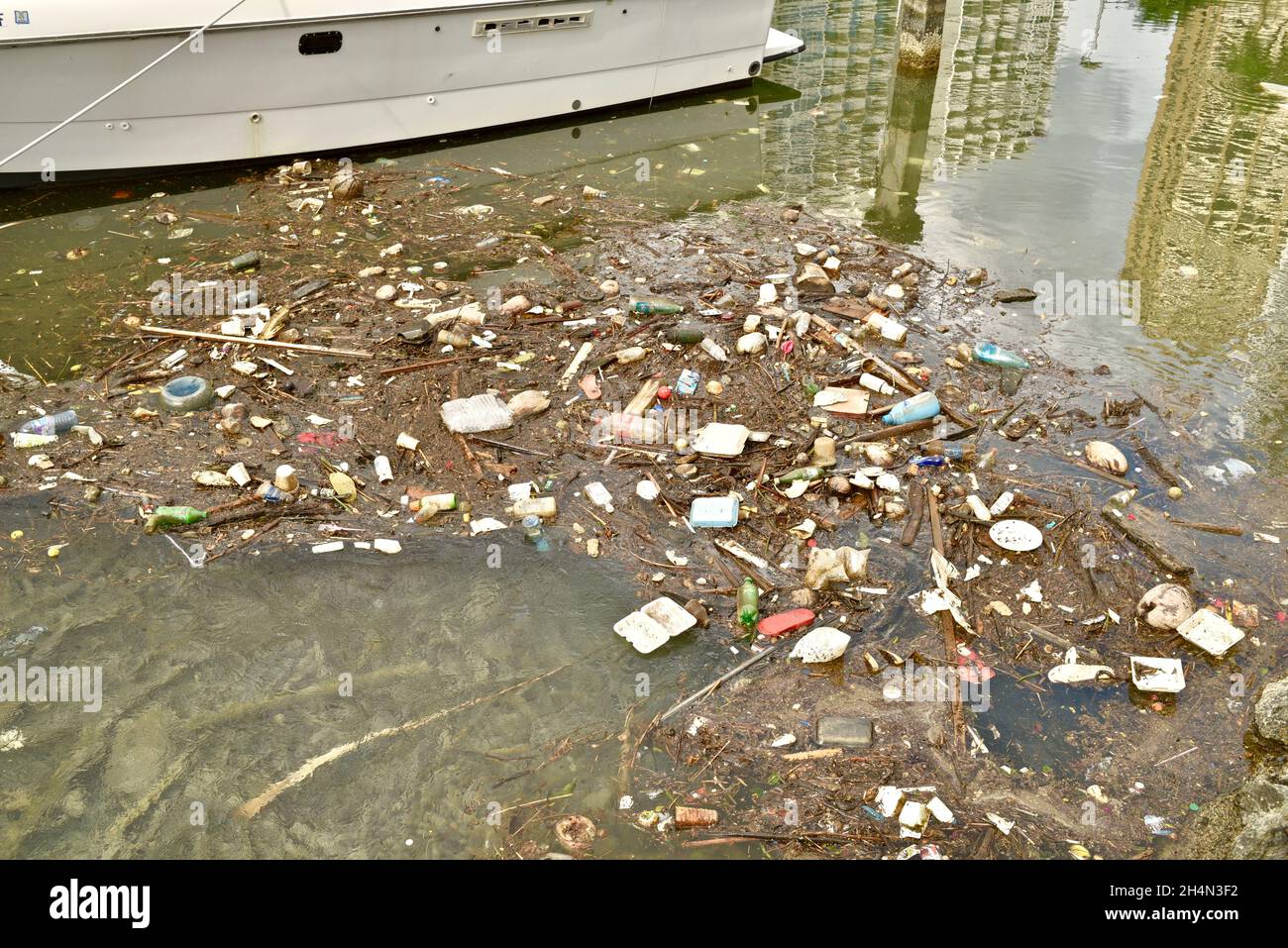 Bouteilles flottantes en plastique Coca-Cola, coquilles en polystyrène et autres déchets et déchets toxiques polluants dans le port d'Honolulu, Oahu, Hawaii, États-Unis Banque D'Images