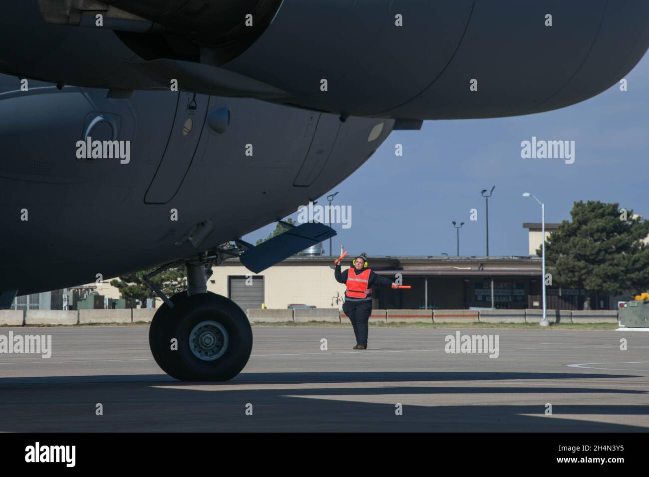 Kamrin Clendennen, préposé du 97e Escadron de maintenance, dirige un C-17 Globemaster III sur la ligne de vol lors d'un événement à l'échelle de la base aérienne d'Altus, Oklahoma, le 26 octobre 2021.L'événement a fourni une expérience concrète inestimable à tous les aviateurs impliqués dans la préparation aux intempéries.(É.-U.Photo de la Force aérienne par Airman 1re classe Trenton Jancze) Banque D'Images