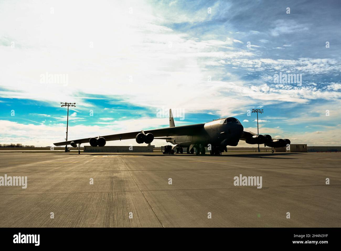 Un B-52H StratoFortress passe par son inspection avant vol à la base aérienne de Minot, N.D., le 25 octobre 2021.Le B-52 est capable de voler à des vitesses subsoniques élevées à des altitudes allant jusqu'à 50,00 pieds.(É.-U.Photo de la Force aérienne par Airman 1ère classe Zachary Wright) Banque D'Images