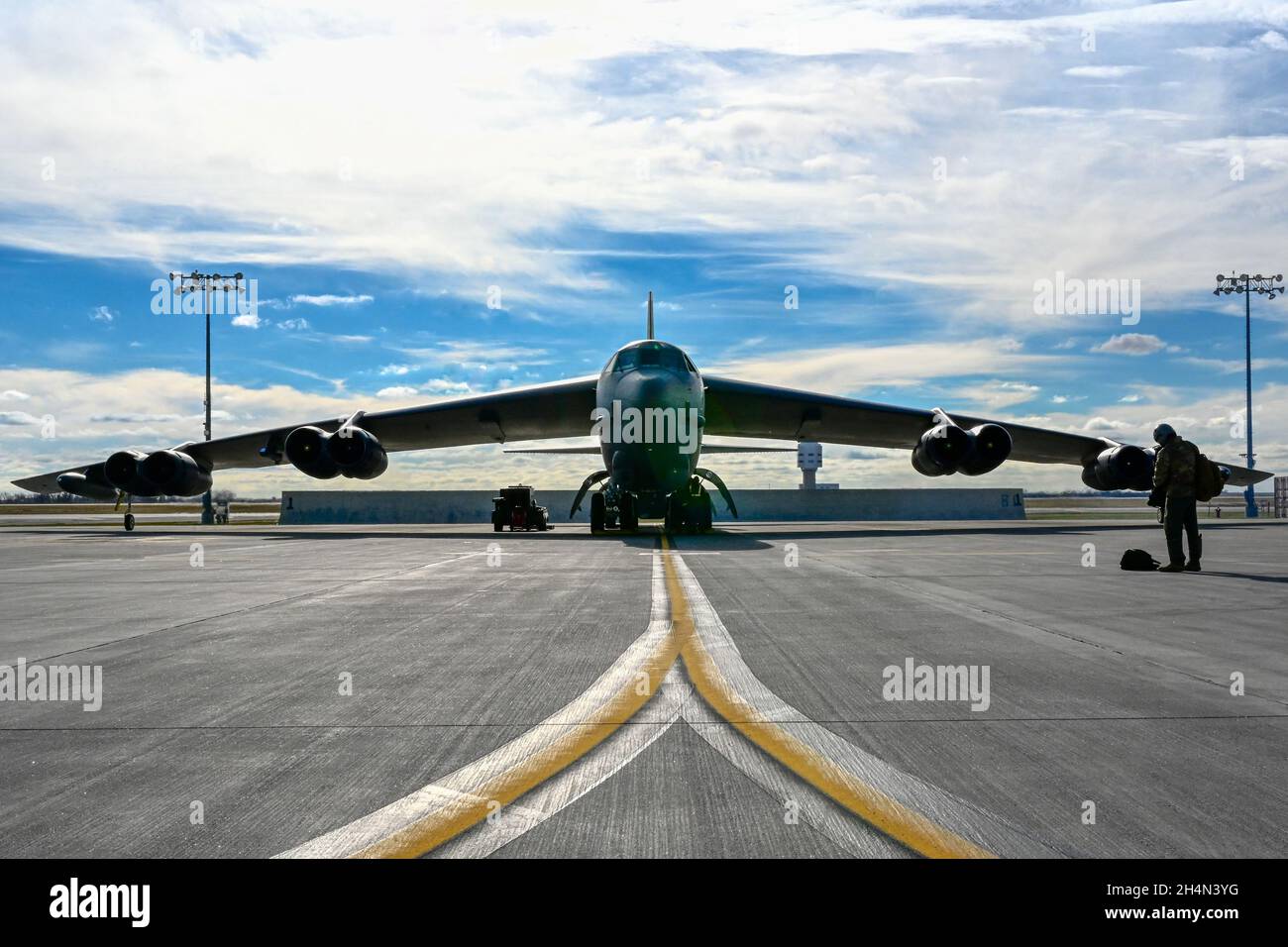 Un B-52H Stratofortress est préparé pour le combat à la base aérienne de Minot, N.D., le 25 octobre 2021.Le dernier B-52H a été livré en octobre 1962.(É.-U.Photo de la Force aérienne par Airman 1ère classe Zachary Wright) Banque D'Images