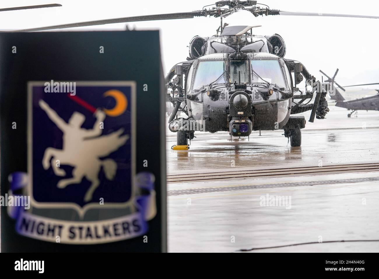 Le 29 octobre 2021, les anciens combattants du Commandement des opérations spéciales de l'Armée des États-Unis ont reçu des prix améliorés pour des actions exécutées pendant l'opération Gothic Serpent, plus communément connue sous le nom de bataille de Mogadiscio, en 1993.Cette année marque le 28e anniversaire de l'opération Gothic Serpent, et les améliorations sont le résultat d'un examen commandé en 2020 par l'ancien secrétaire de l'Armée de terre Ryan McCarthy.Parmi les prix surclassés, on compte le Silver Star et la Distinguished Flying Cross.Le Silver Star a été présenté au Maj. Paul Shannon, Sgt.Première classe Charles Warren, sergent d'état-major.Mason Hall et Sgt.Kevin McKeehan.Le Dis Banque D'Images