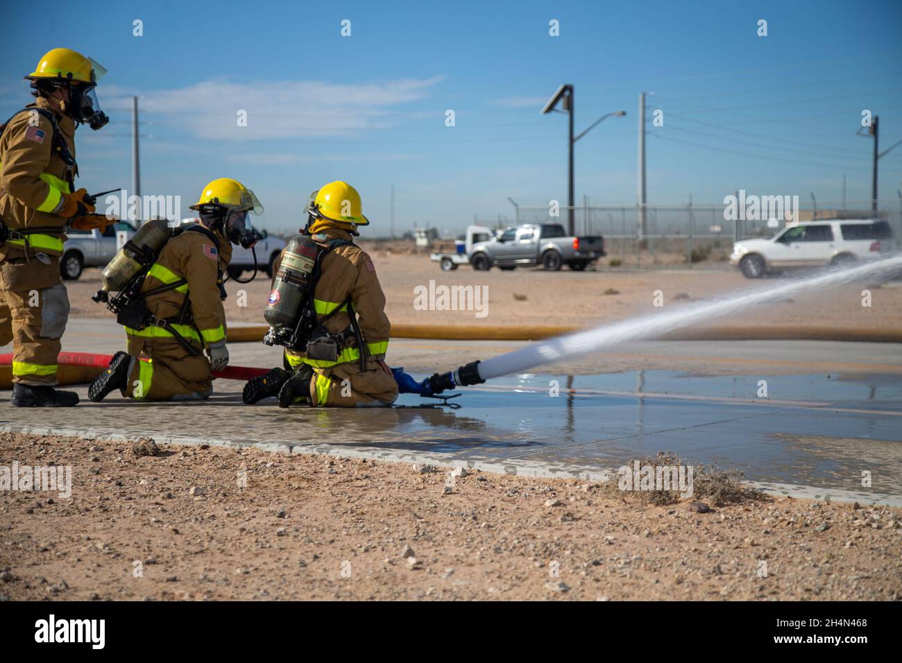 Les pompiers de la Marine corps Air Station (MCAS) Yuma (Arizona) pulvérisent de l'eau pour neutraliser une fuite de gaz simulée pendant l'exercice Desert Plume, 2 novembre 2021.Desert Plume est un événement d’entraînement qui évalue la capacité de la MCAS Yuma de réagir rapidement et efficacement à un incident CBRNE/HAZMAT.(É.-U.Photo du corps marin par Cpl.Gabrielle Sanders) Banque D'Images