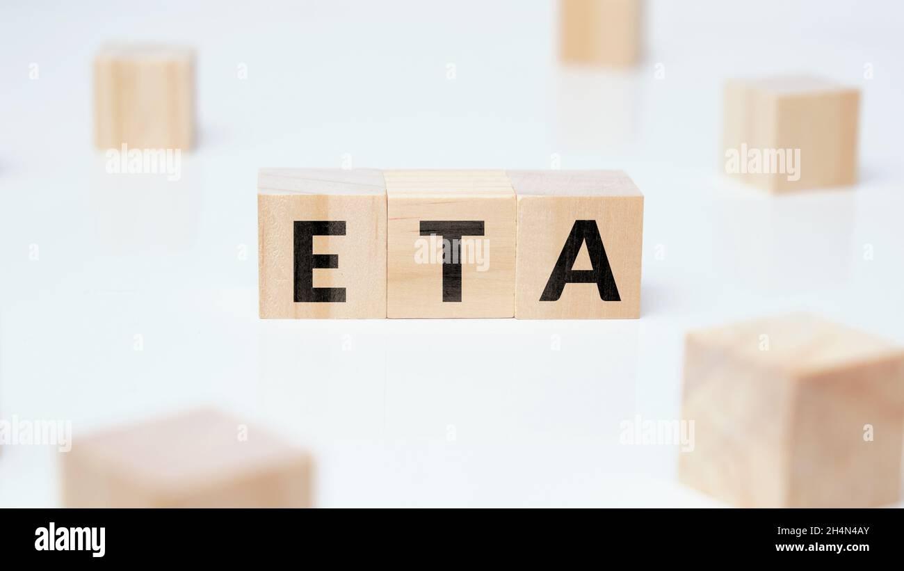 Acronyme d'affaires ETA ou heure d'arrivée estimée sur des blocs de bois Banque D'Images