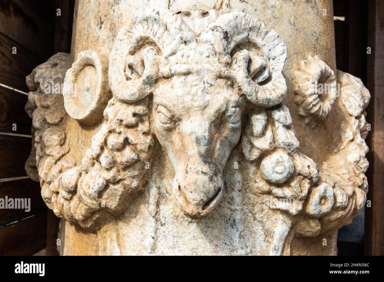 Torbali, Izmir, Turquie – 1er novembre 2020.Élément d'une ancienne colonne représentant la tête d'un mouton et l'ancienne inscription grecque à Metropolis Ancient Banque D'Images