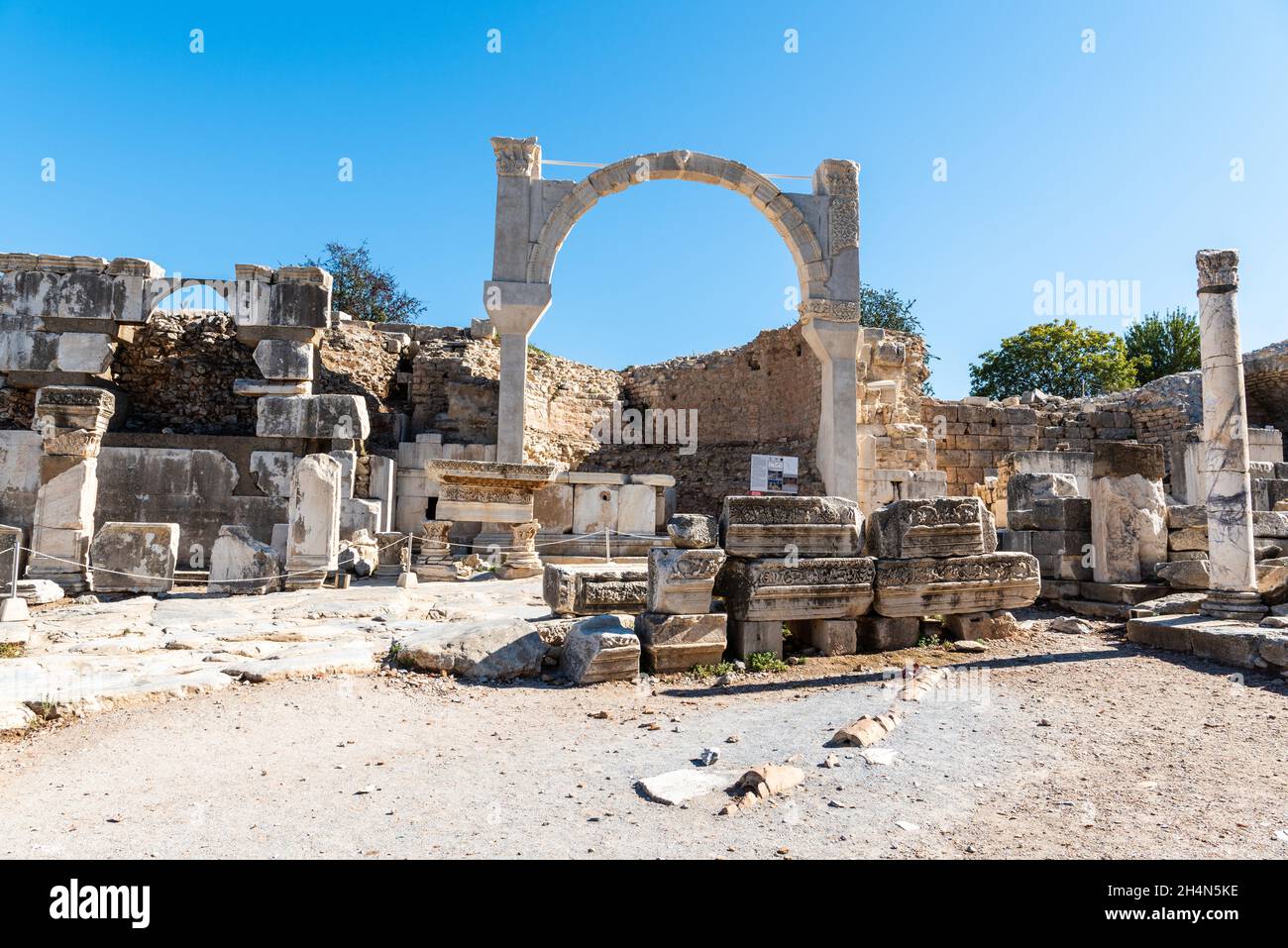 Ephèse, Turquie – 2 novembre 2020.Pollio Monument et Fontaine de Domitian à Ephèse site antique en Turquie.La structure de 8 m de haut est un hono en ruines Banque D'Images