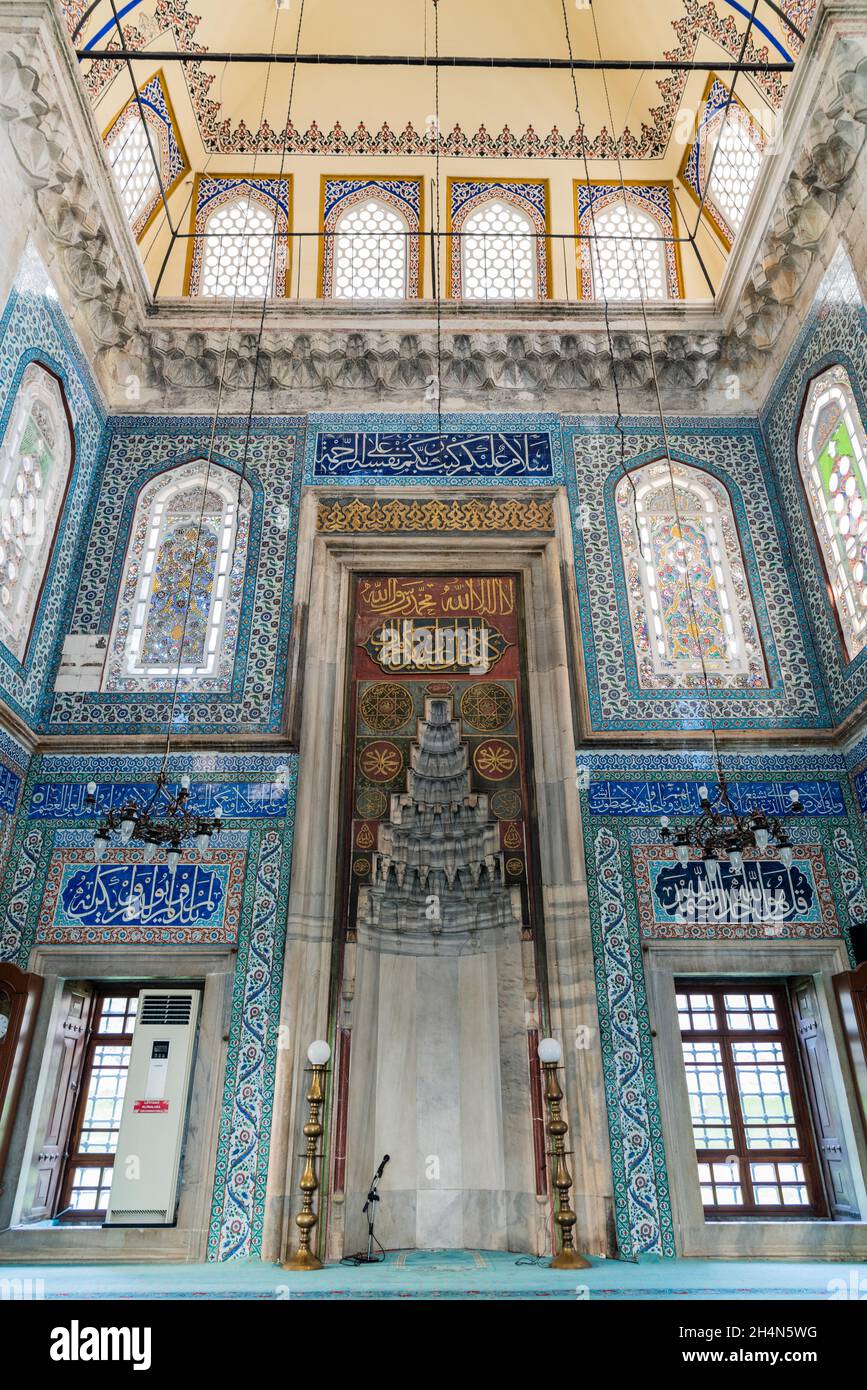Manisa, Turquie – 8 novembre 2020.Vue intérieure de la mosquée Muradiye à Manisa, vers la niche mihrab.Vue avec carreaux Iznik.Datant de 1586, ceci Banque D'Images