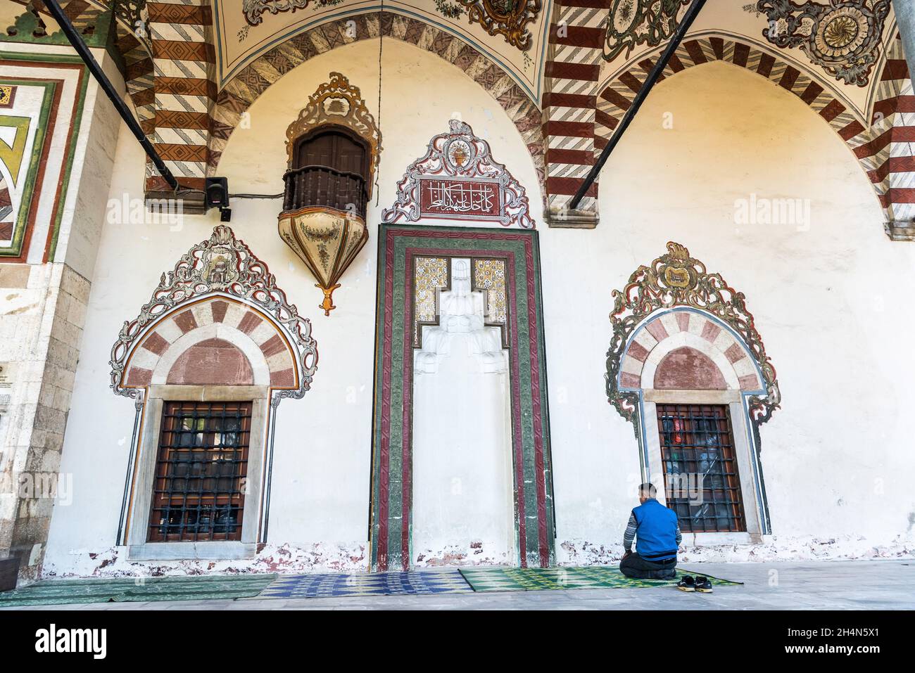 Manisa, Turquie – 8 novembre 2020.Arcade de la mosquée Hafsa Sultan à Manisa.La mosquée date de 1523.Vue avec un mihrab, décorations, incri arabe Banque D'Images