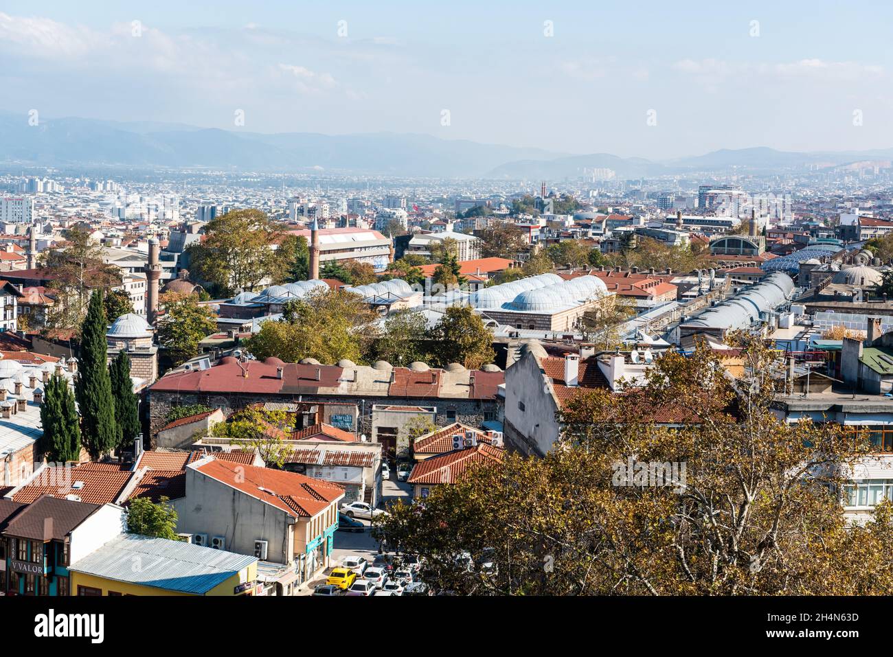 Bursa, Turquie – 10 novembre 2020.Vue aérienne vers Kapali Carsi marché couvert à Bursa, Turquie.Kapali Carsi comprend deux marchés historiques : le 14 Banque D'Images