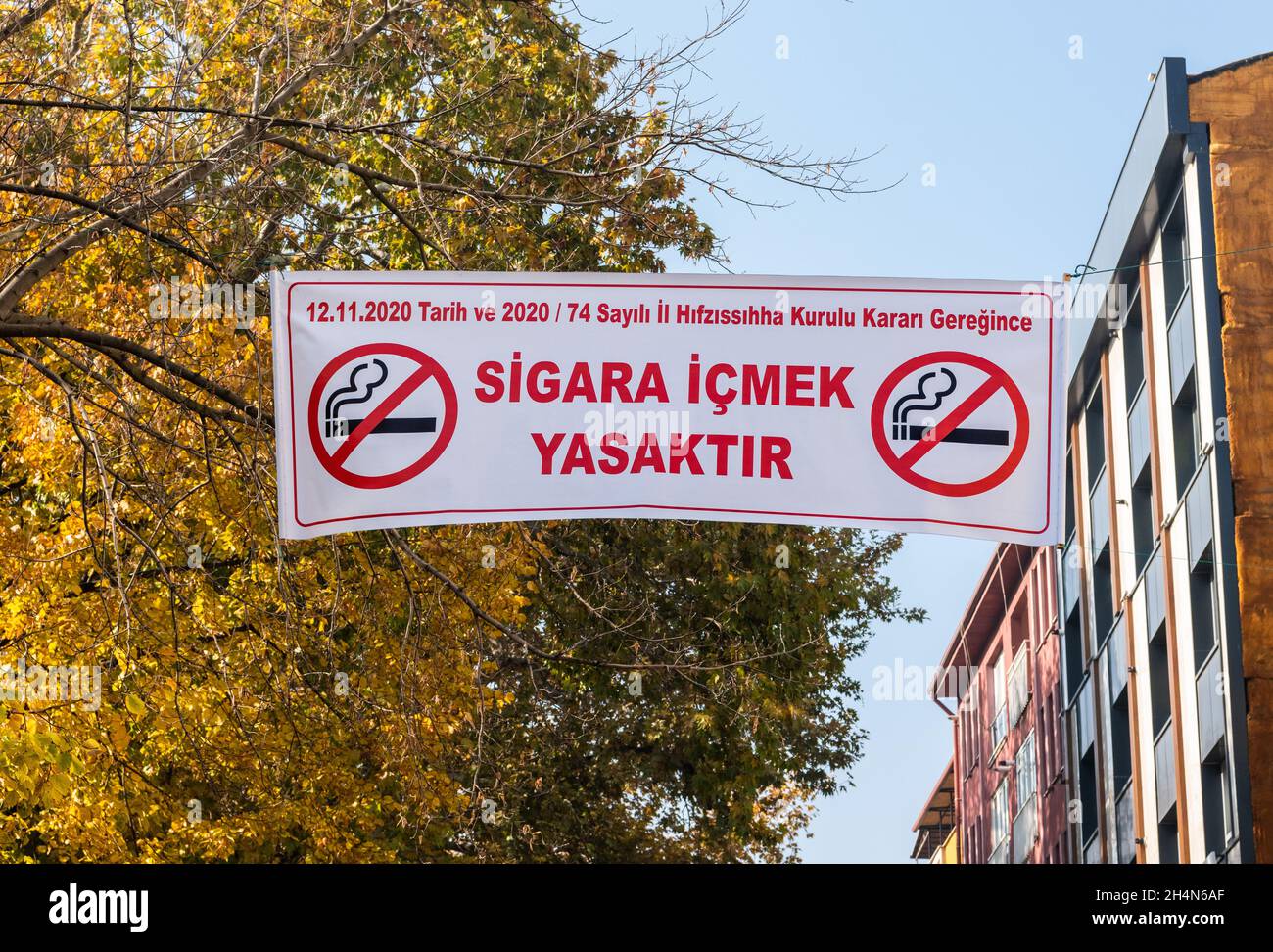 Kutahya, Turquie – 17 novembre 2020.Panneau publicitaire indiquant «interdiction de moking» à Kutahya, Turquie.Il a été interdit de fumer dans les lieux extérieurs à Tur dans tout le pays Banque D'Images