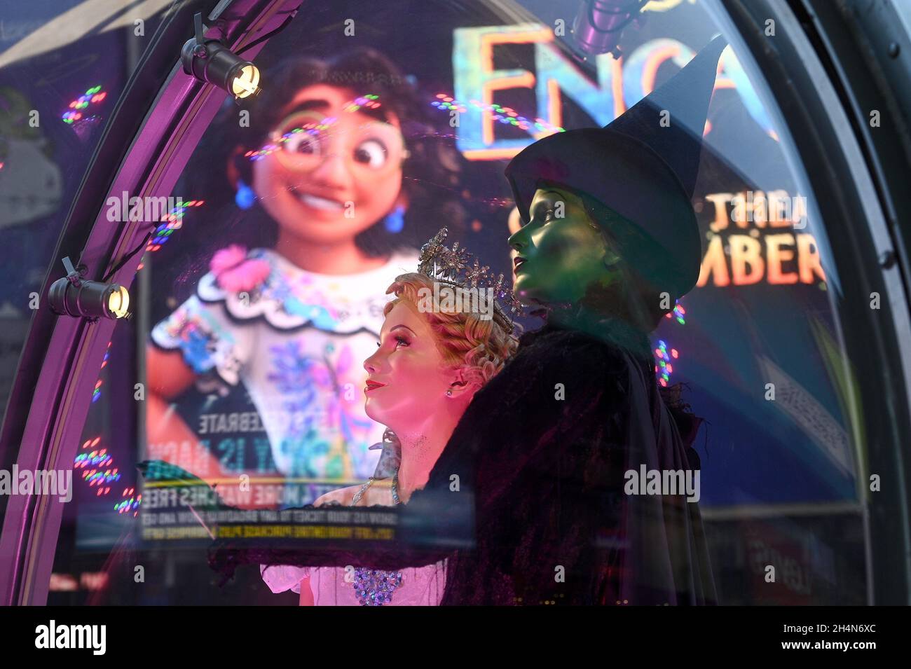 New York, États-Unis.03ème novembre 2021.Le « Wicked » Themed Show Globe est dévoilé à Times Square pour célébrer le retour de Broadway et le début de la période des fêtes, New York, NY, le 3 novembre 2021.Quatre globes représentant les comédies musicales de broadway "ai pas trop fier - la vie et les temps des Temptations", "cher Evan Hansen", "le Roi Lion" et "Wicked" exposés à Times Square pendant la période des fêtes.(Photo par Anthony Behar/Sipa USA) crédit: SIPA USA/Alay Live News Banque D'Images