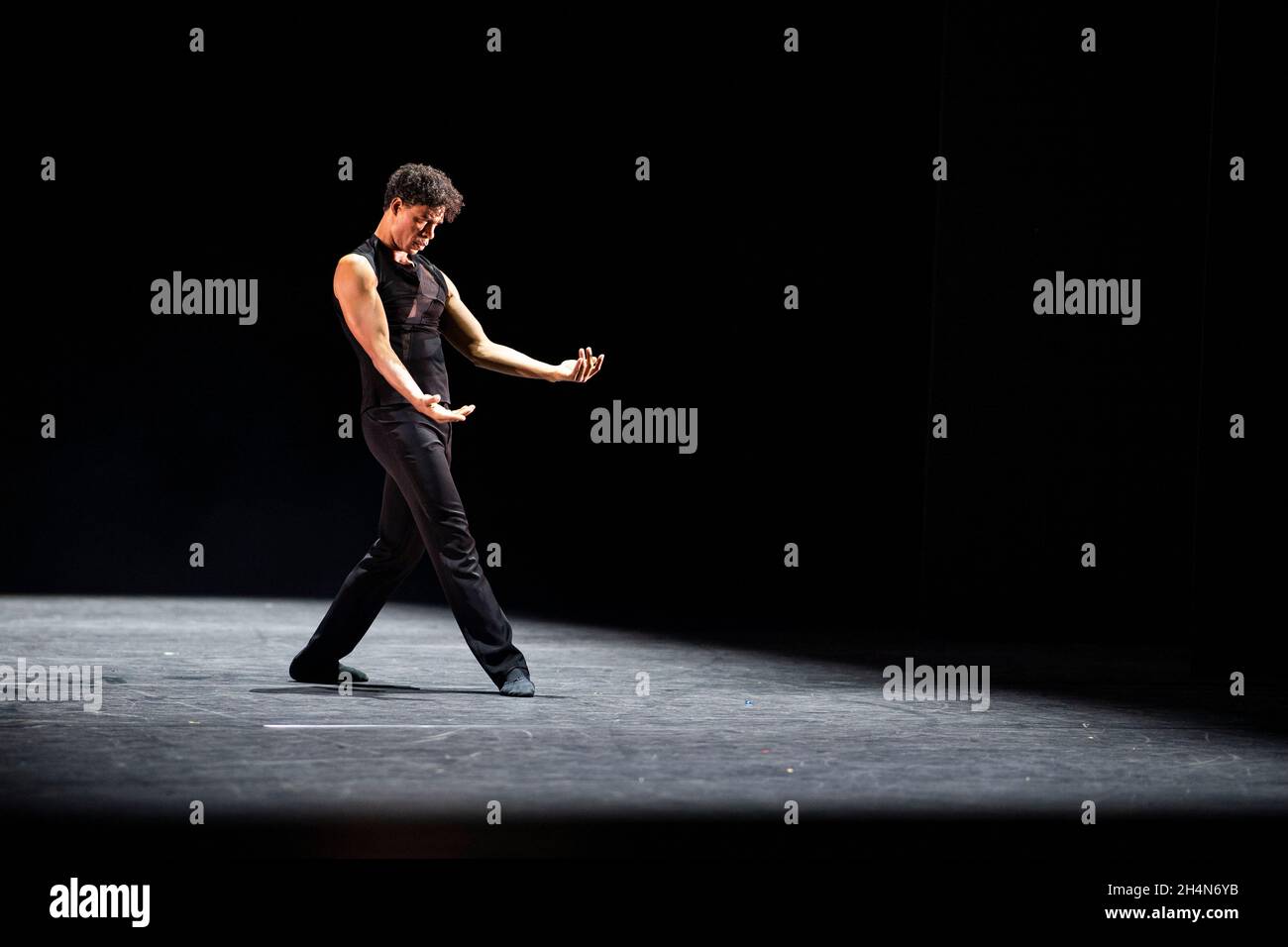 Londres Royaume-Uni 3 novembre 2021 Birmingham Royal Ballet.Alessandra Ferri et Carlos Acosta réalisent la première mondiale d'un nouveau duo pas de deux de Goyo Montero dans le cadre du programme Carlos curé du Ballet Royal de Birmingham au Sadlers Wells Theatre: Credit Quan Van Alay News Banque D'Images