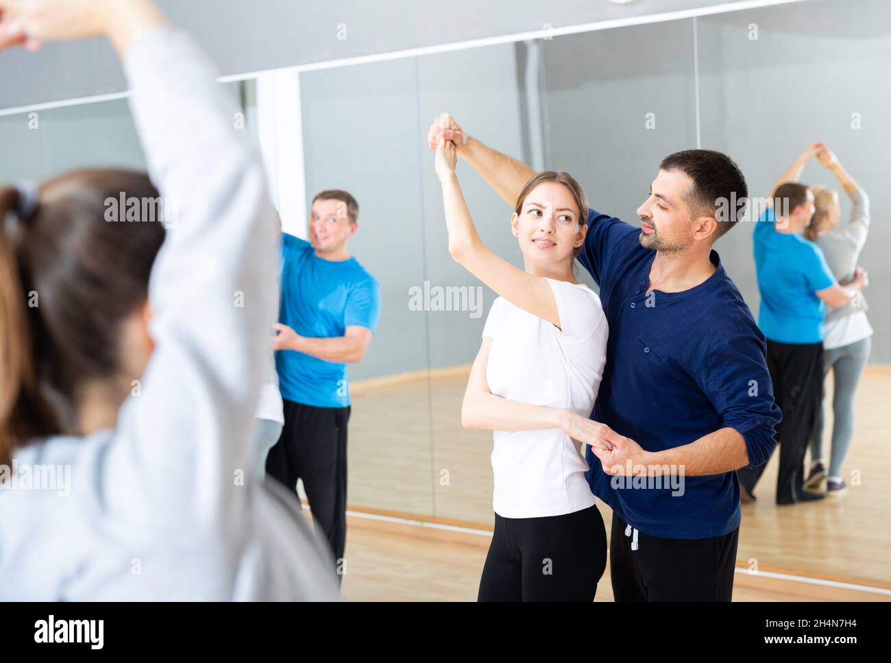 Des personnes dansant des danses sociales en couple Banque D'Images