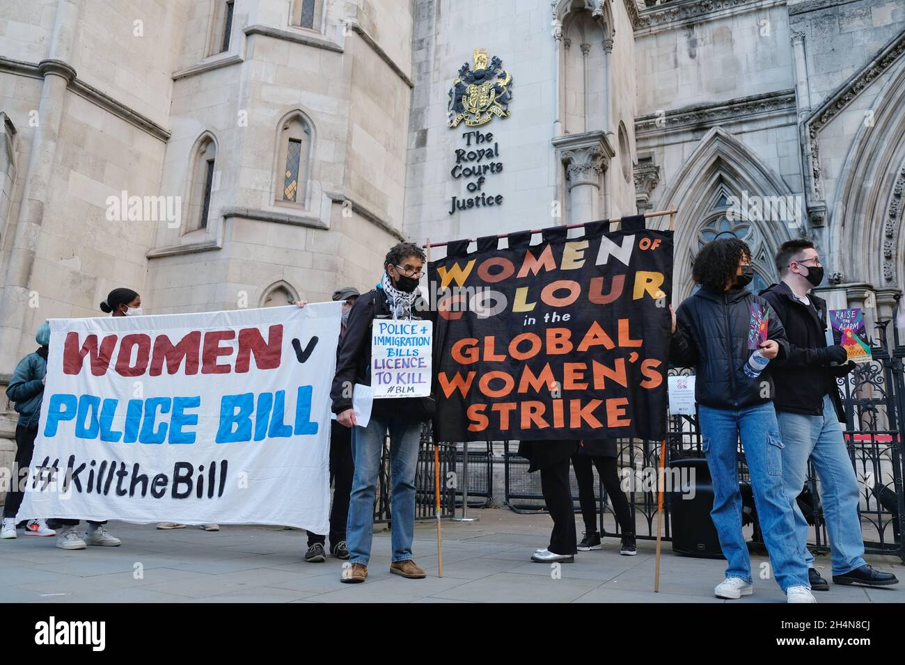 Londres, Royaume-Uni.Les sœurs Uncut et d'autres organisations protestent contre la violence policière contre les femmes en dehors des cours royales de justice. Banque D'Images
