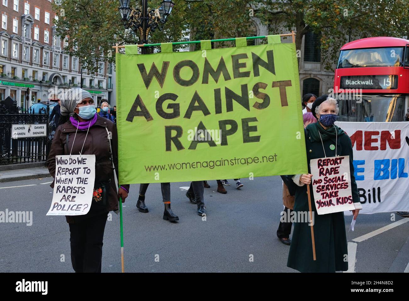Londres, Royaume-Uni.Les sœurs Uncut et d'autres organisations protestent contre la violence policière contre les femmes en dehors des cours royales de justice. Banque D'Images