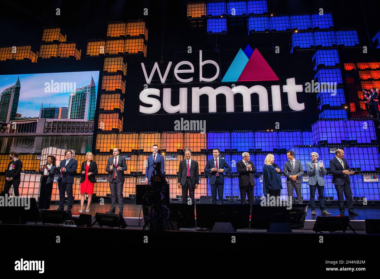 Lisbonne, Portugal.03ème novembre 2021.L'Alliance des startups nations européennes a coupé le ruban pour leur lancement officiel sur la scène centrale au cours de la troisième journée du Sommet Web 2021 au Parque das Nacoes à Lisbonne.Crédit : SOPA Images Limited/Alamy Live News Banque D'Images