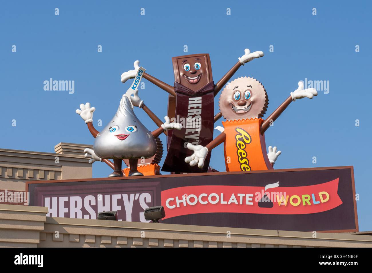 Hershey, Pennsylvanie - 15 octobre 2021 : les personnages de friandises de Hershey accueillent les visiteurs au Chocolate World de Hershey Banque D'Images