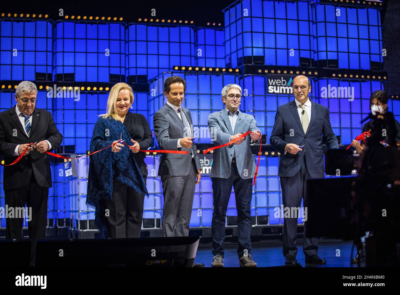 Lisbonne, Portugal.03ème novembre 2021.L'Alliance des startups nations européennes a coupé le ruban pour leur lancement officiel sur la scène centrale au cours de la troisième journée du Sommet Web 2021 au Parque das Nacoes à Lisbonne.(Photo de Henrique Casinhas/SOPA Images/Sipa USA) crédit: SIPA USA/Alay Live News Banque D'Images