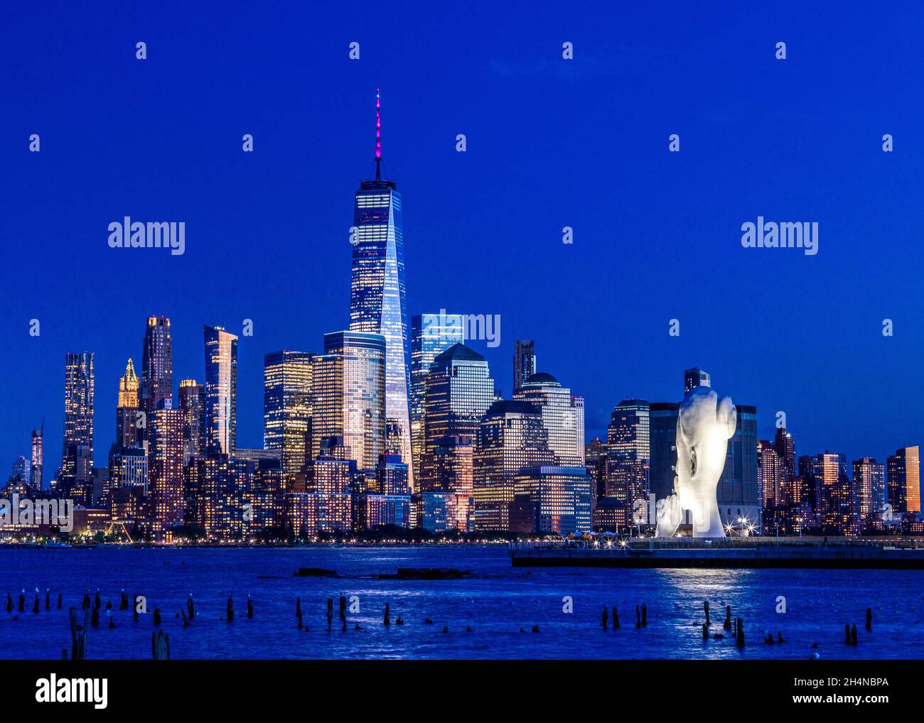 New York, États-Unis, 3 novembre 2021.Une sculpture de 80 pieds (24.3 mètres) intitulée 'l'âme de l'eau' par l'artiste espagnol Jaume Plensa semble exiger le silence à Banque D'Images