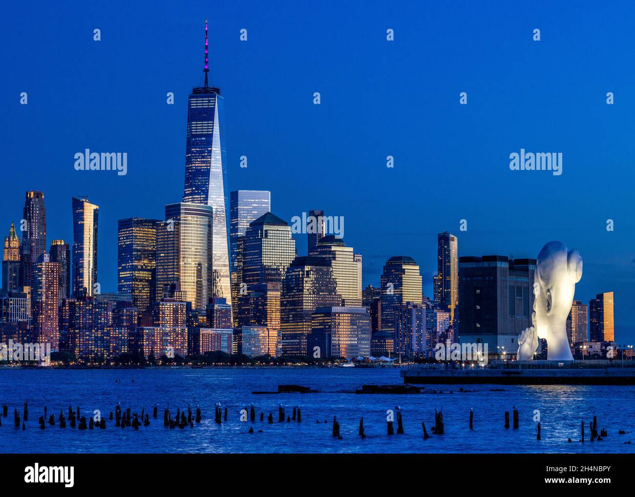 New York, États-Unis, 3 novembre 2021.Une sculpture de 80 pieds (24.3 mètres) intitulée 'l'âme de l'eau' par l'artiste espagnol Jaume Plensa semble exiger le silence à Banque D'Images