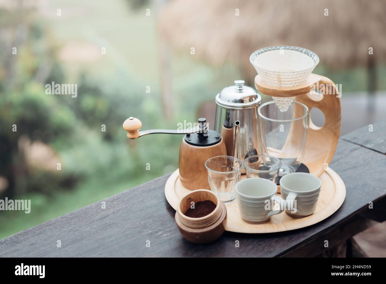 Un nécessaire à café goutte-à-goutte avec une bouilloire en acier, un verre et une cafetière goutte-à-goutte dans un style minimaliste avec un fond de brouillard et de nature. Banque D'Images Un nécessaire à café goutte-à-goutte avec une bouilloire en acier, un verre et une cafetière goutte-à-goutte dans un style minimaliste avec un fond de brouillard et de nature. Banque D'Images