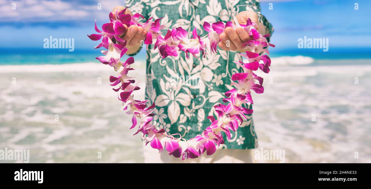 Hawaï bienvenue collier de fleurs de lei hawaïen offrant au touriste comme geste accueillant pour la fête de luau ou des vacances à la plage.Tradition polynésienne. Banque D'Images