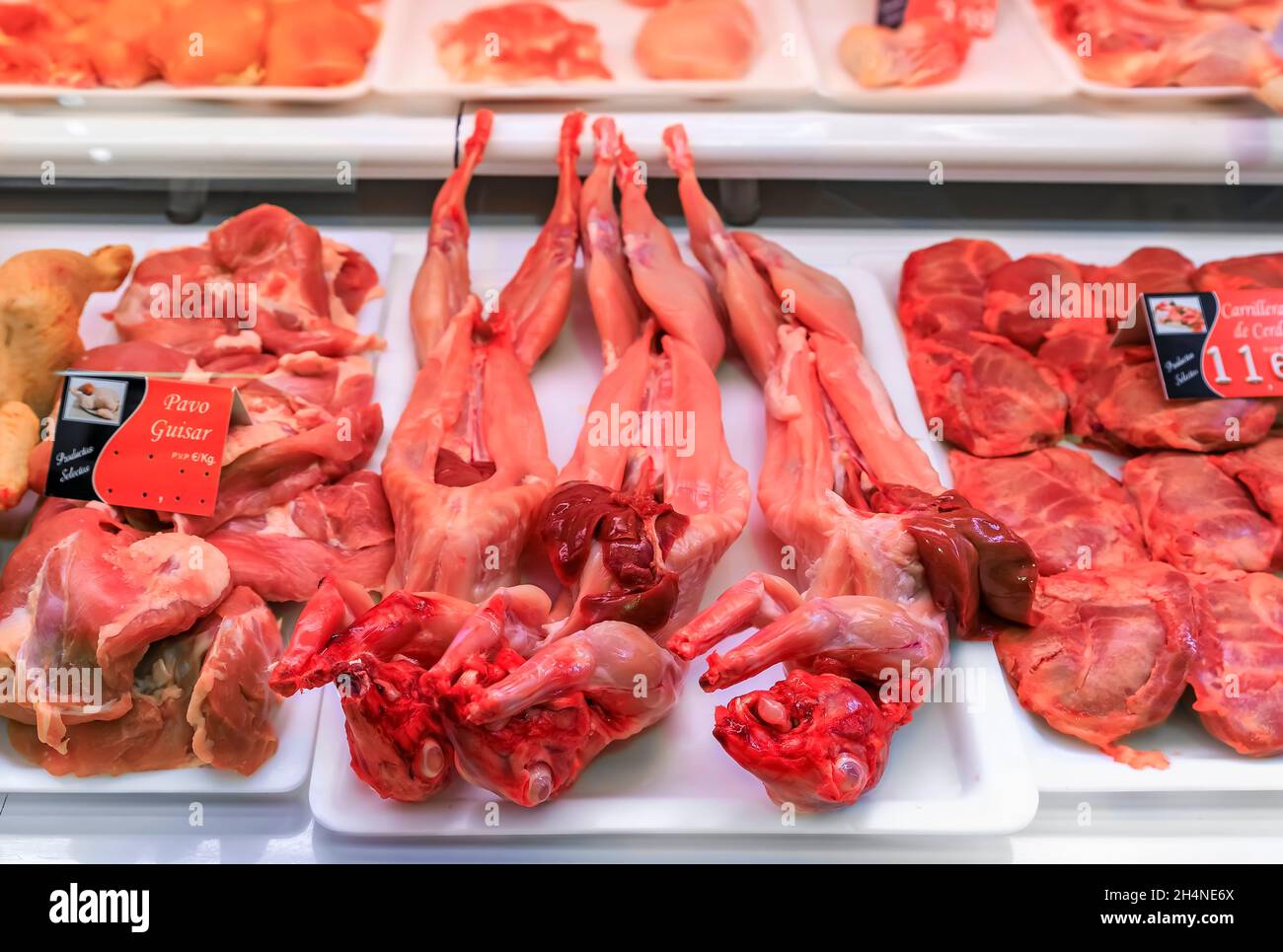 Lapin entier habillé de jambon espagnol serrano iberico à vendre dans une boucherie locale dans la vieille ville ou Casco Viejo à Pampelune, Espagne Banque D'Images