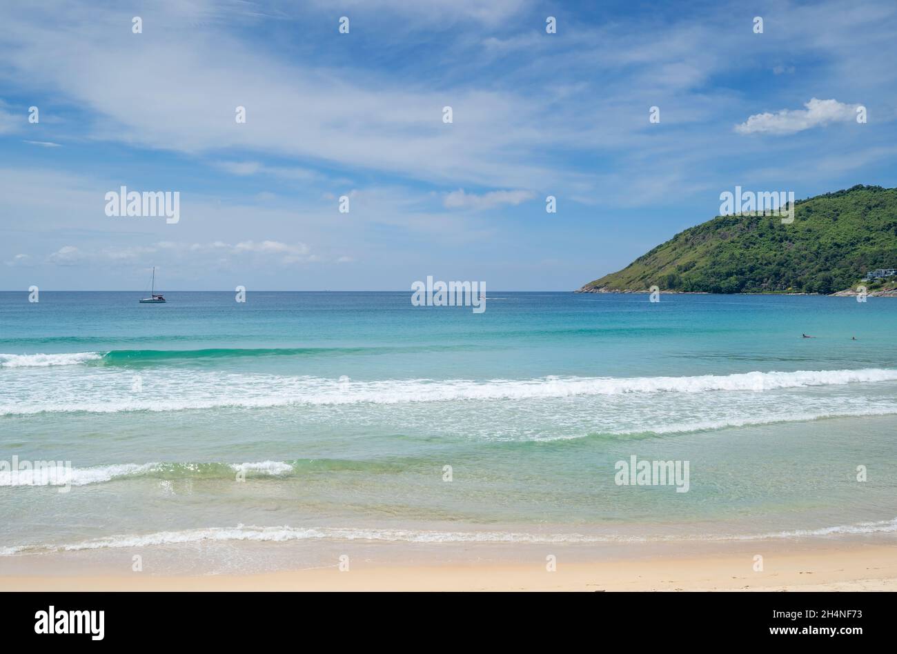 Plage en été à la plage de naiharn Phuket le 27,2021 octobre concept Voyage et tour plage vide la plage de Naiharn est une destination touristique célèbre à P Banque D'Images
