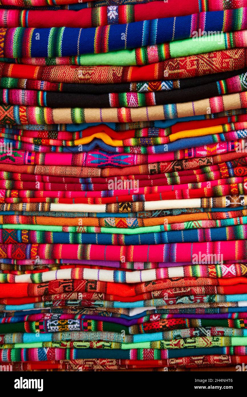 Des piles de tissu coloré à la vente à la Marché des sorcières, La Paz, Bolivie, Amérique du Sud Banque D'Images