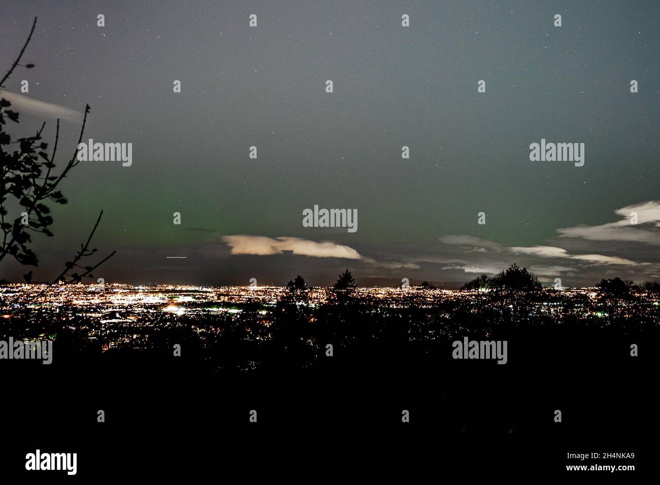 Météo : aurores boréales au-dessus de glasgow, tiré de cerveaux cathins par reiss mcguire 04 novembre 2021 crédit : nouvelles en direct Glaphoto/Alamy Banque D'Images