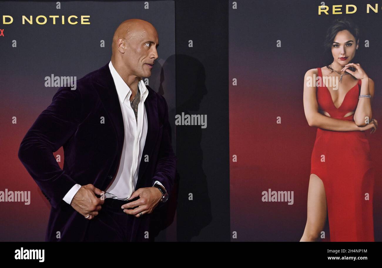 Los Angeles, États-Unis.3 novembre 2021.Dwayne Johnson, membre du casting, assiste à la première du film « Red Notice » du thriller comedic crime à L.A.Vivre à Los Angeles le mercredi 3 novembre 2021.Scénario : un agent d'Interpol suit le voleur d'art le plus recherché au monde.Photo de Jim Ruymen/UPI crédit: UPI/Alay Live News Banque D'Images