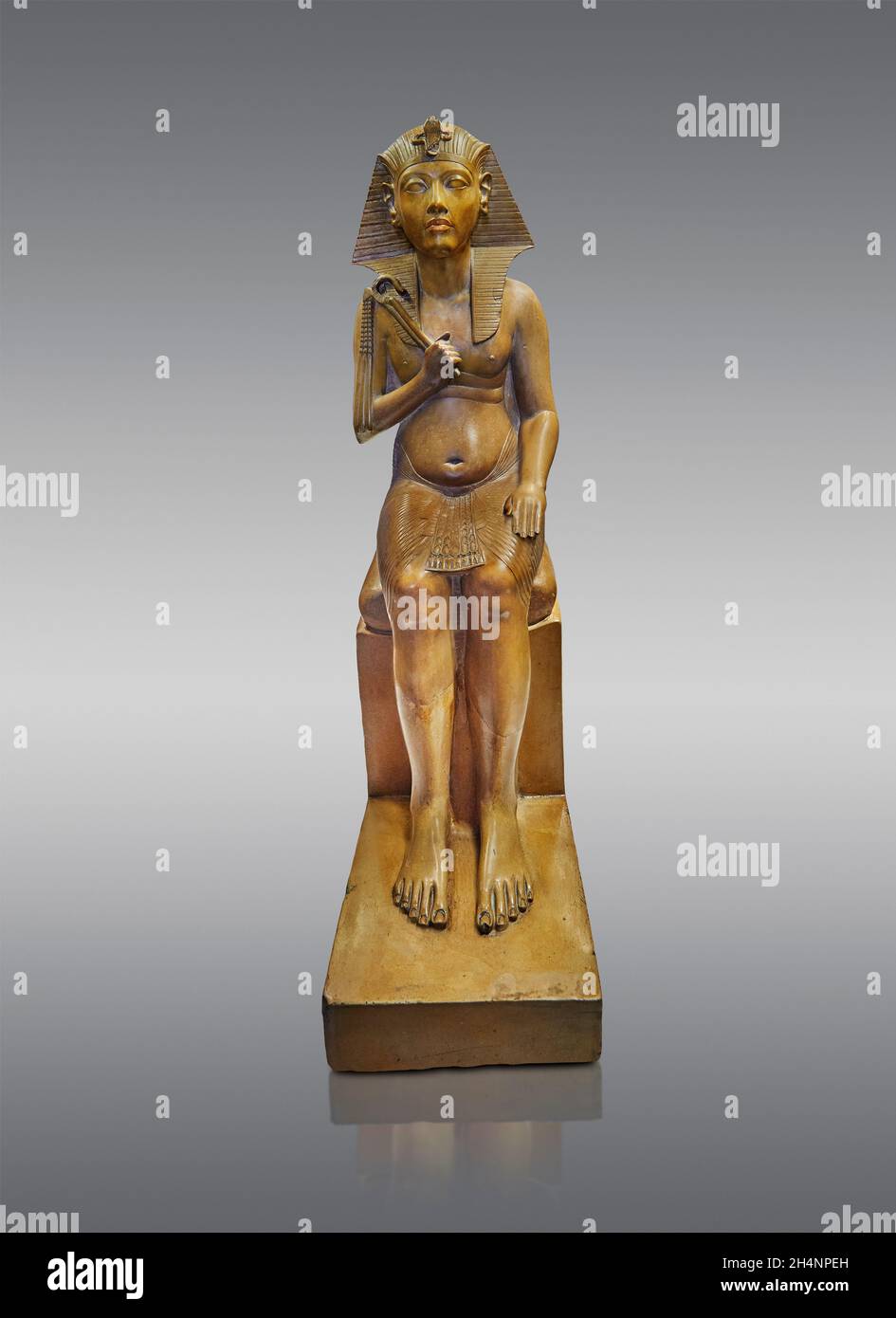 Statue en bois égyptien d'un roi Amarna, 1363-1336, 18e dynastie, calcaire.Musée du Louvre inv N 831.Le roi assis, pleuré toile à l'avant, bu Banque D'Images