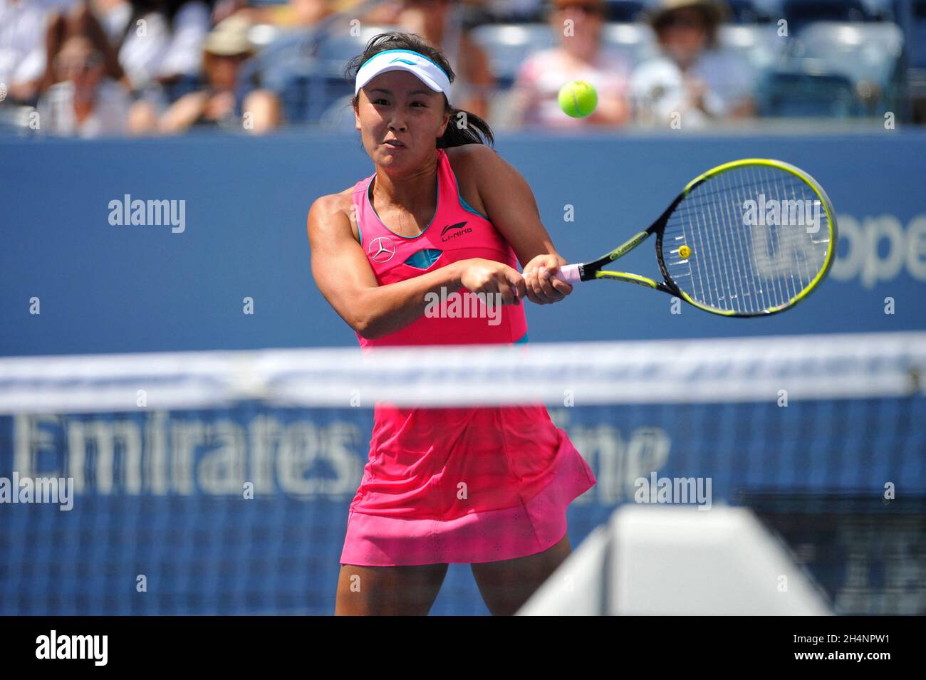 Photo du dossier datée du 2 septembre 2014 de Shuai Peng de Chine en action lors de son quart de finale de match le jour 9 de l'US Open au centre de tennis national de l'USTA Billie Jean King à New York City, NY, États-Unis.L'allégation explosive #MeToo d'une star du tennis chinois contre un ancien dirigeant de l'État a été étouffée par une censure totale, les autorités se faisant des courses pour effacer toute mention d'un scandale politiquement sensible qui a eu lieu sur l'Internet chinois.Peng Shuai, 35 ans, ancien champion de Wimbledon et de l'Open de France, a accusé mardi le vice-premier ministre à la retraite Zhang Jaili de faire pression Banque D'Images
