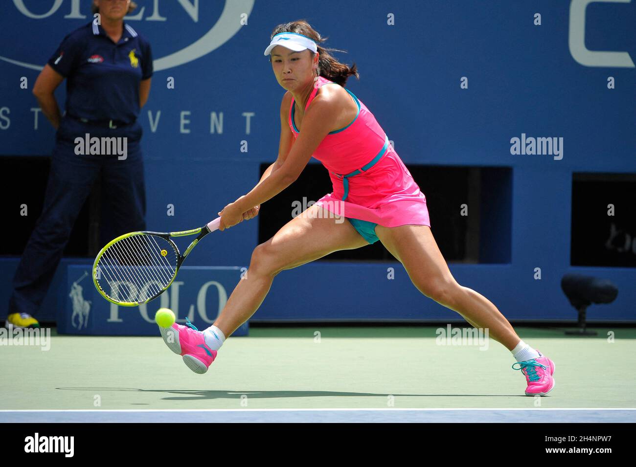 Photo du dossier datée du 2 septembre 2014 de Shuai Peng de Chine en action lors de son quart de finale de match le jour 9 de l'US Open au centre de tennis national de l'USTA Billie Jean King à New York City, NY, États-Unis.L'allégation explosive #MeToo d'une star du tennis chinois contre un ancien dirigeant de l'État a été étouffée par une censure totale, les autorités se faisant des courses pour effacer toute mention d'un scandale politiquement sensible qui a eu lieu sur l'Internet chinois.Peng Shuai, 35 ans, ancien champion de Wimbledon et de l'Open de France, a accusé mardi le vice-premier ministre à la retraite Zhang Jaili de faire pression Banque D'Images