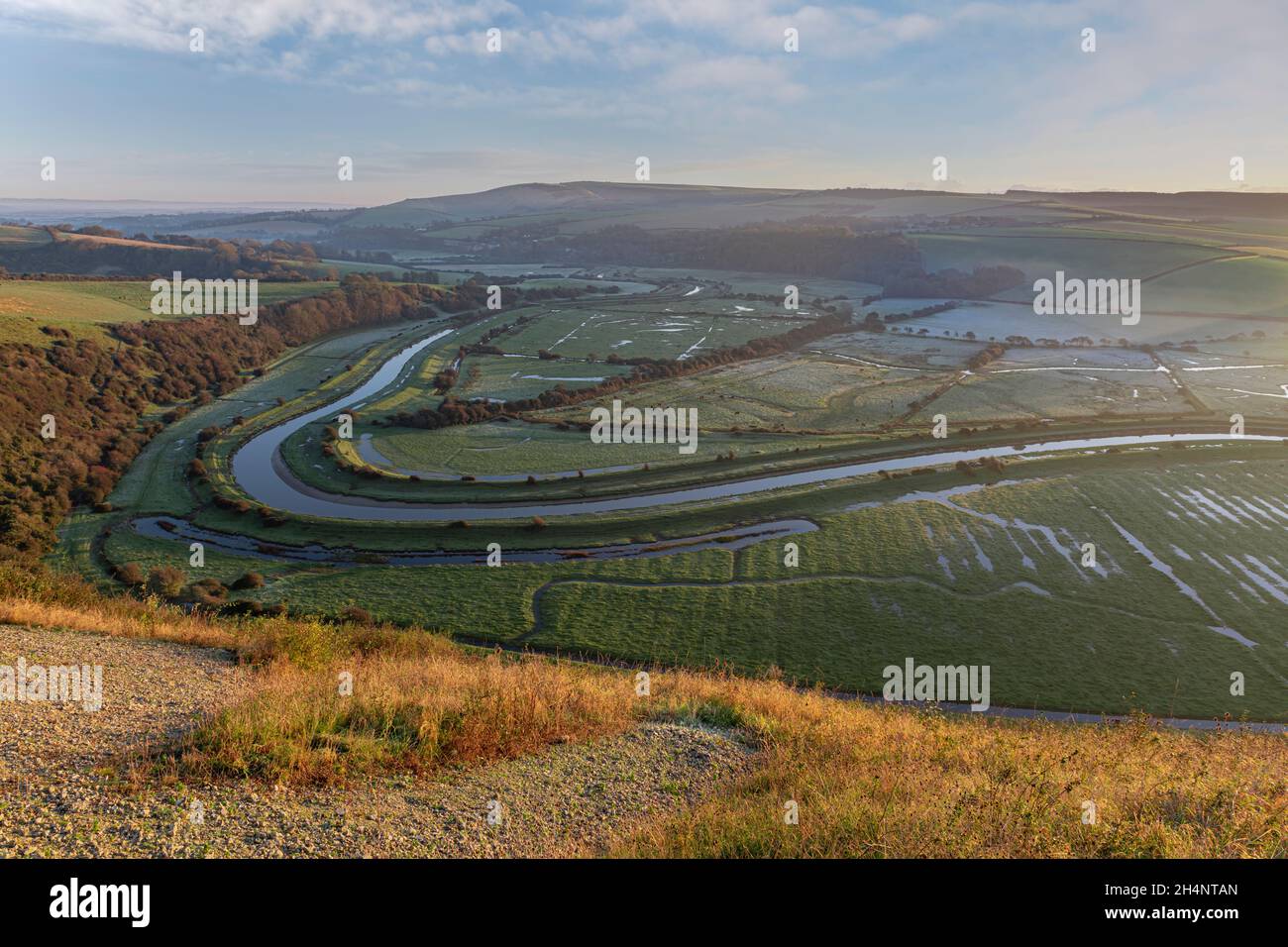 Vue sur une rivière sinueuse dans une vallée en automne - novembre Banque D'Images