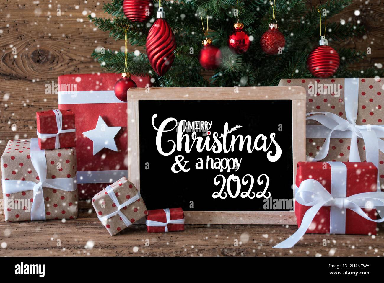 Tableau Noir Avec Texte Anglais Joyeux Noel Et Un Heureux 22 Sapin De Noel Avec Decoration Comme Flocons De Neige Cadeaux Et Cadeaux Boules Photo Stock Alamy