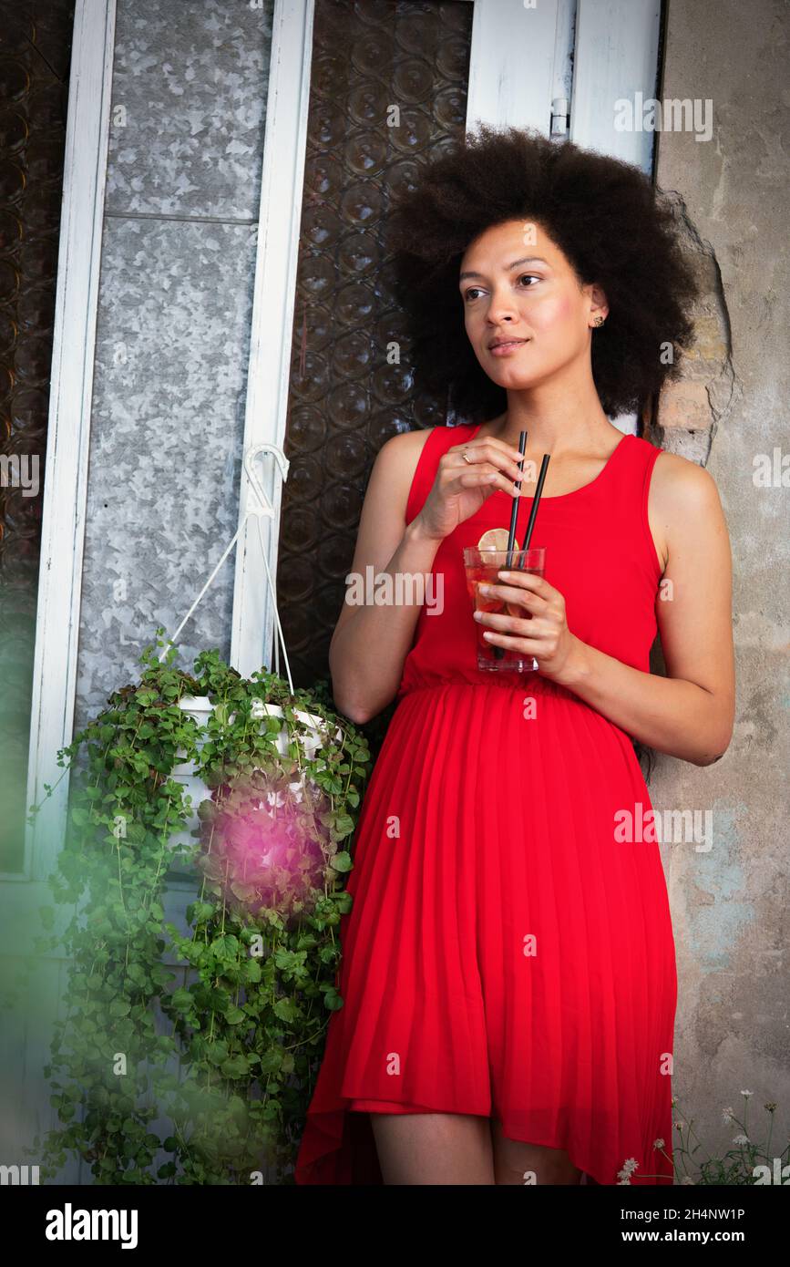 portrait-d-une-jeune-femme-noire-mod-le-de-la-mode-portant-robe-et