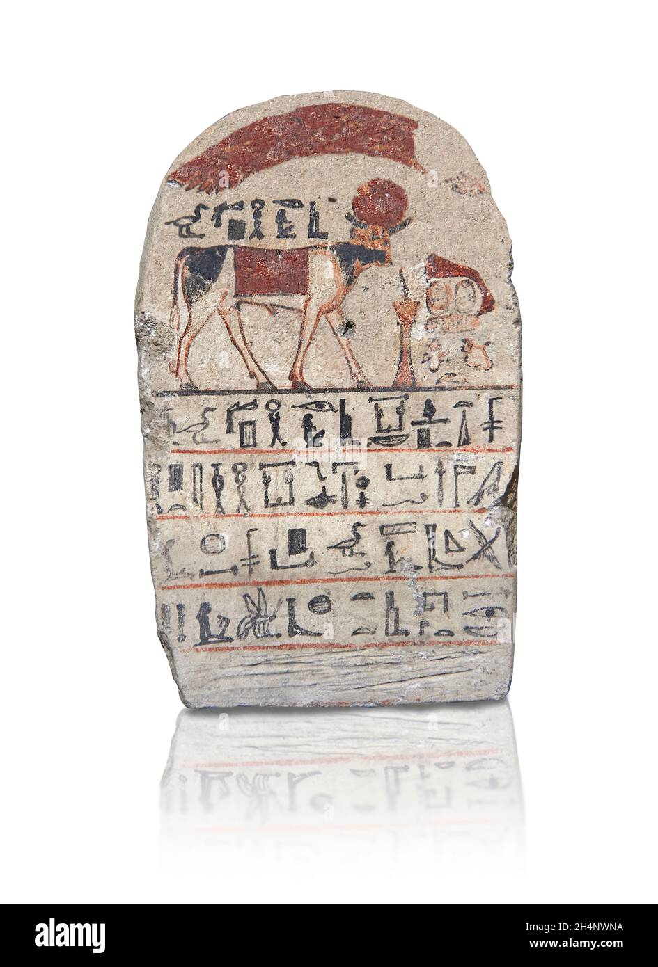 Ancienne stèle égyptienne d'APIs, 664-395 av. J.-C., 16e dynastie, Saqqara, calcaire.Musée du Louvre Paris inv 2858.APIS le taureau, debout, disque solaire, b Banque D'Images