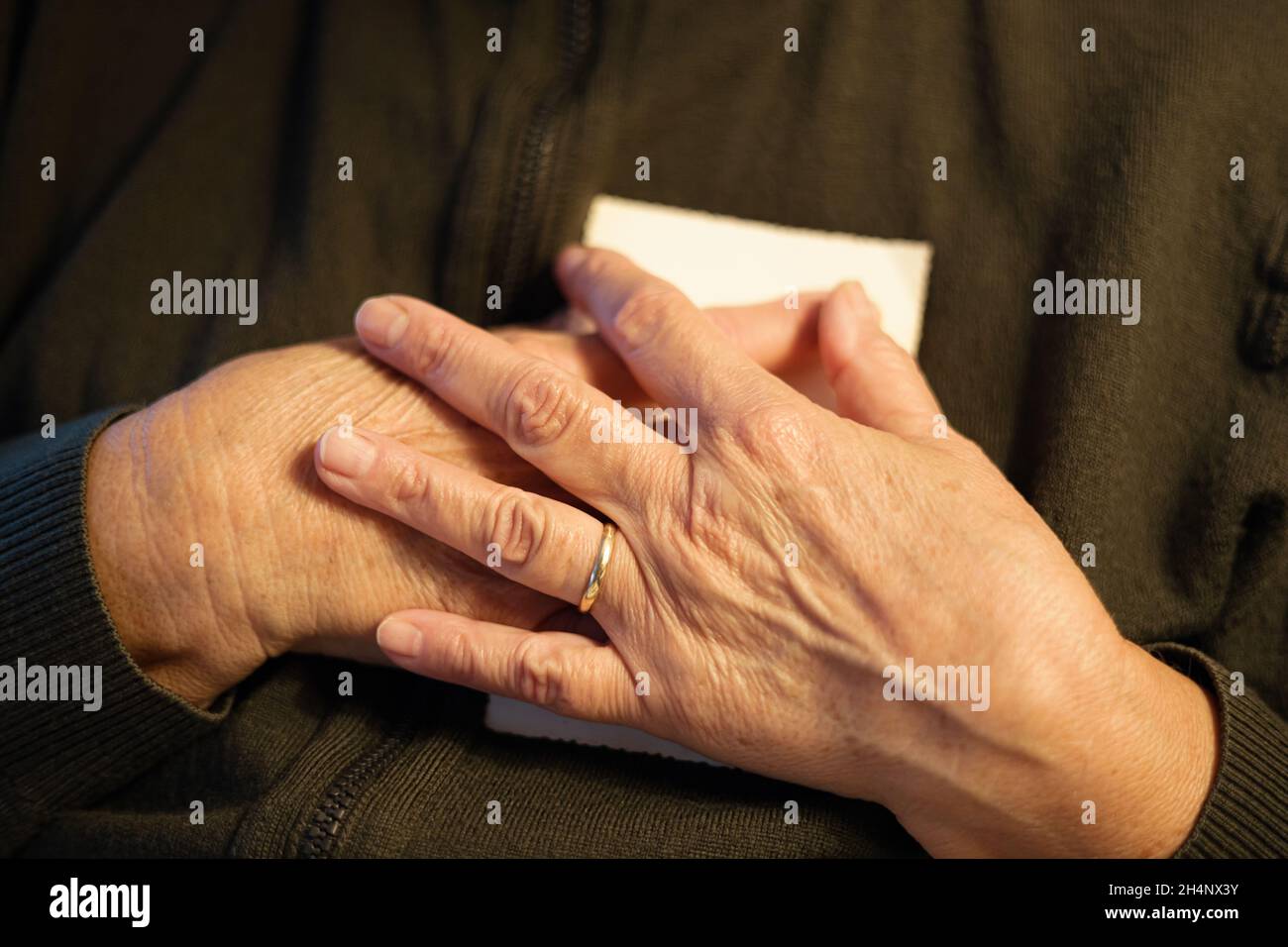 Vieille femme regardant une photo de famille vintage Banque D'Images