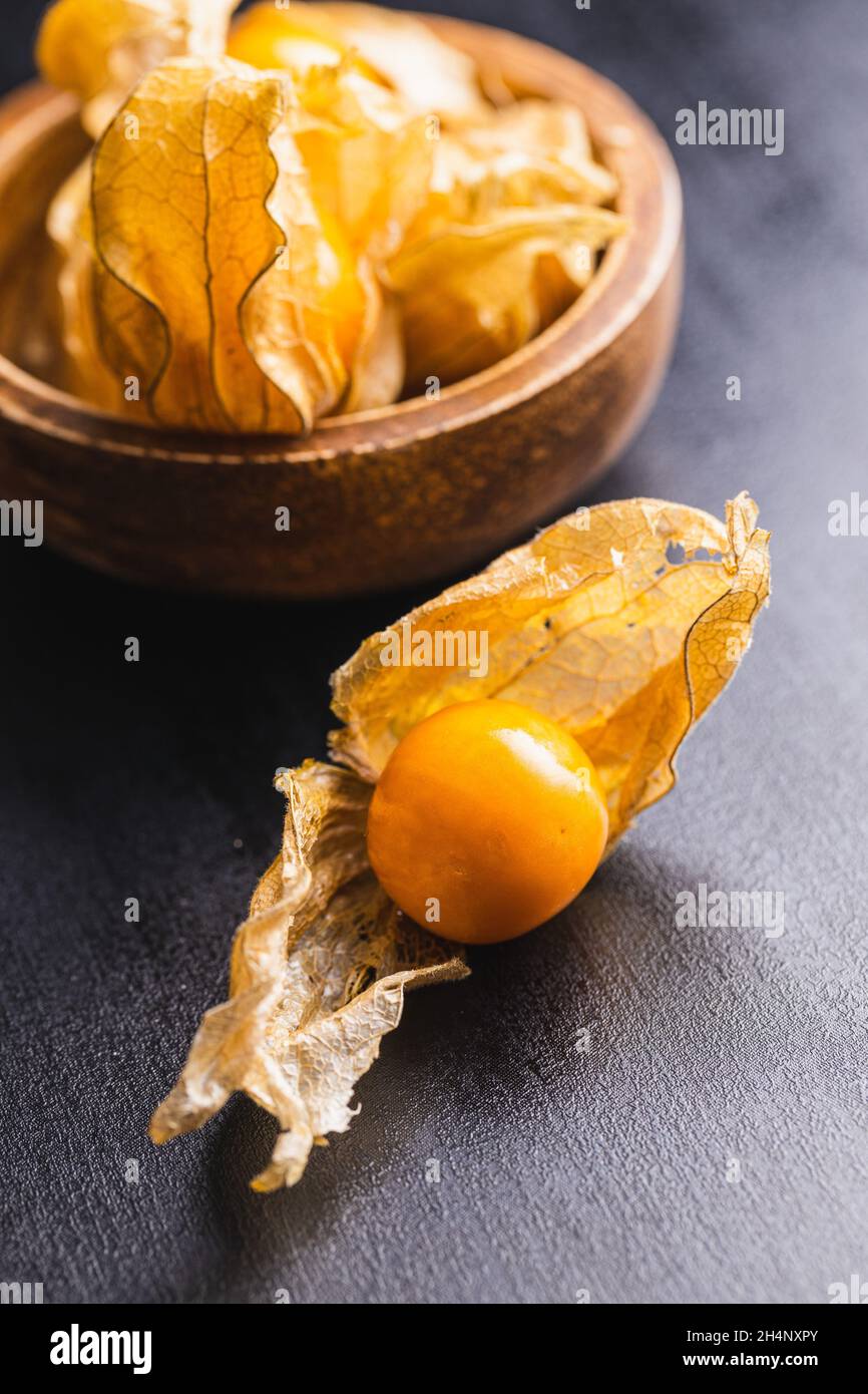 Physalis peruviana.Cape Gooseberry ou cerises moulées fruits sur table noire. Banque D'Images