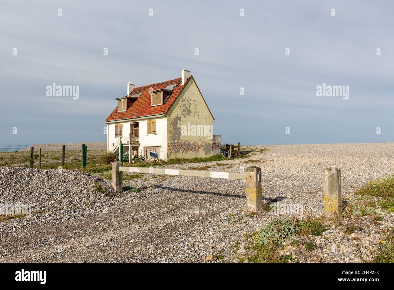 Maison isolée et abandonnée, construite sur une plage de galets à Cayeux-sur-Mer.Opal Coast, France Banque D'Images